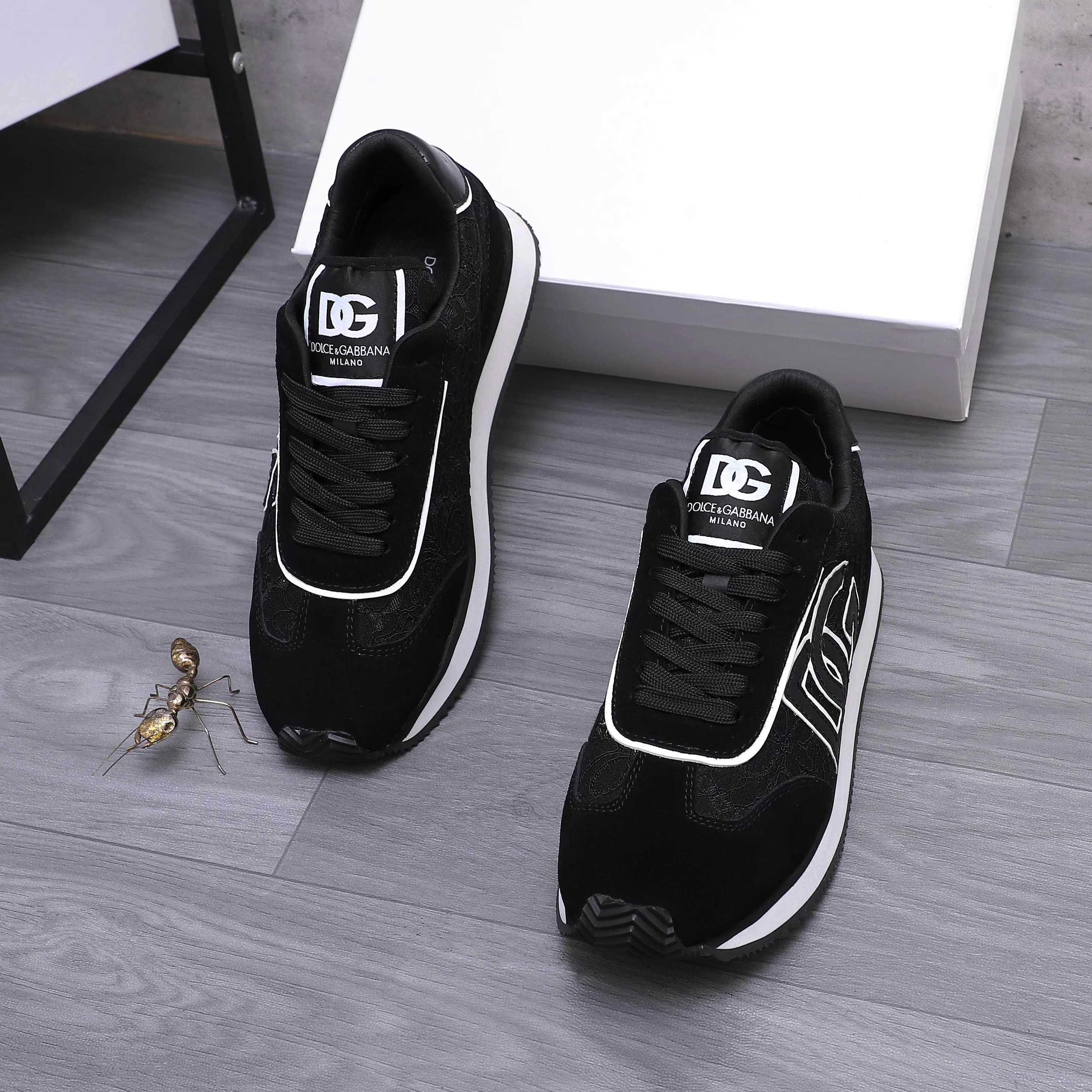 Men's shoes 💰460 Product trademark: DG (Dolce & Gabbana) casual shoes for couples. Regular size: 35-46 (45.46 is custom-made and non-refundable) Product materials: Selected frosted cowhide stitching breathable woven upper, mesh lining, cowhide insole, original outsole
